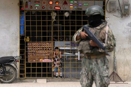 Un soldado hace guardia en un puesto de seguridad, en Durán, Ecuador