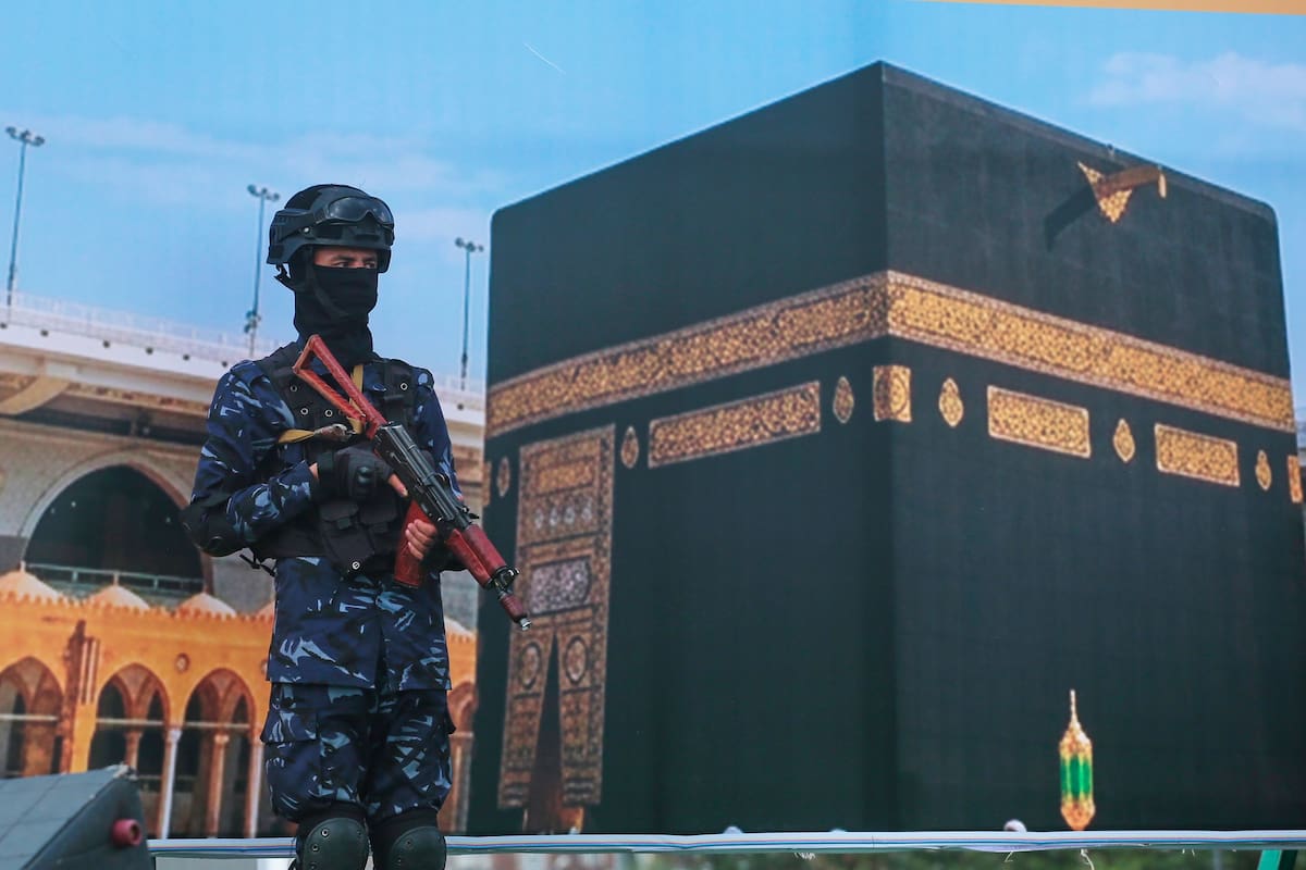 Un soldado hutí, delante de un cartel de grandes dimensiones con la imagen de la Kaaba, durante una