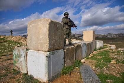 Un soldado israelí custodia una reciente colonia construida en Cisjordania