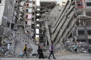 Un soldado israelí descansa cerca de la frontera entre Israel y la Franja de Gaza, el sábado 25 de noviembre de 2023. (AP Foto/Tsafrir Abayov)