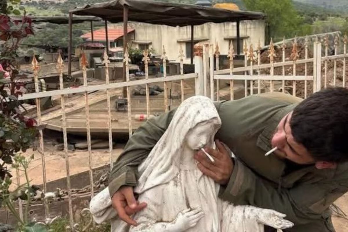 Un soldado israelí fue grabado cuando vandalizaba una estatua de la Virgen María en el sur del Líbano