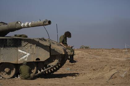 Un soldado israelí sobre un tanque en el sur de Israel, cerca de la frontera con la Franja de Gaza, durante el primer día de la tregua