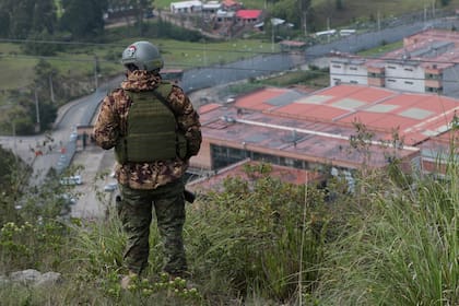 Un soldado monta guardia cerca de la cárcel de Turi, Ecuador