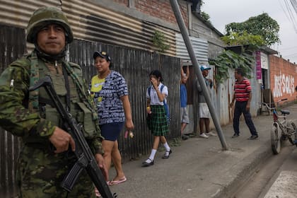 Un soldado patrulla afuera de una escuela en Guayaquil