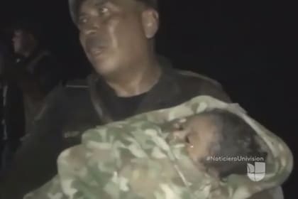 Un soldado pudo rescatar a una bebé de los escombros y la lava.
