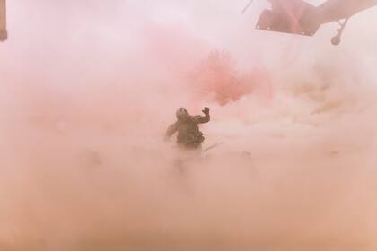 Un soldado rescata heridos en la Base Nolen en Kandahar, el 28 de julio de 2010