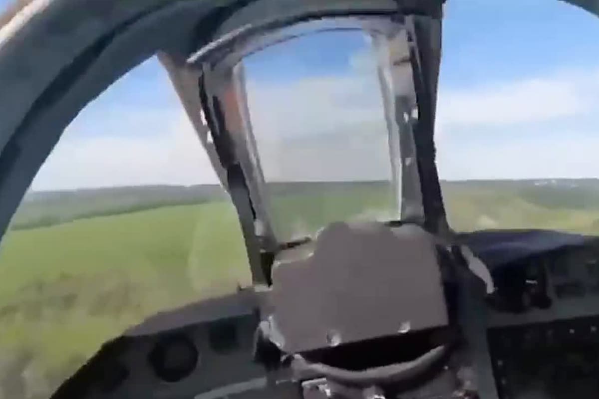 Un soldado ruso capturó el momento en que su avión es alcanzado por un misil y explota en llamas