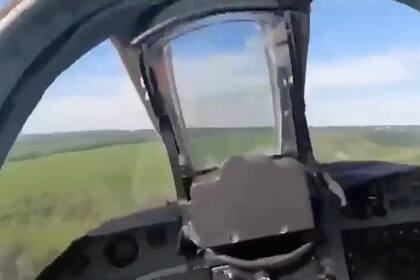 Un soldado ruso capturó el momento en que su avión es alcanzado por un misil y explota en llamas