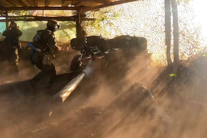 Un soldado ruso dispara un arma antitanque Rapira en la zona fronteriza de la región de Kursk