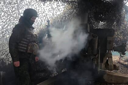 Un soldado ruso dispara un D-30 howitzer hacia posiciones ucranianas en una ubicación no revelada en Ucrania