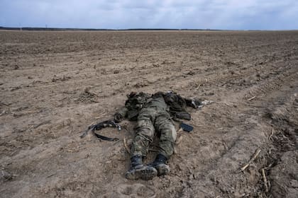 Un soldado ruso durante los combates contra el ejército ucraniano yace en un campo de maíz en Sytnyaky, a las afueras de Kiev, Ucrania, el domingo 27 de marzo de 2022. Casi 50.000 soldados rusos han muerto en la guerra en Ucrania, según un nuevo análisis estadístico
