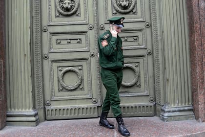 Un soldado ruso habla por celular durante el Mundial de 2018 en San Petersburgo, Rusia. Legisladores rusos han aprobado un proyecto de ley que prohíbe que el personal militar use teléfonos inteligentes cuando está de servicio, con la intención de bloquear las filtraciones de información confidencial