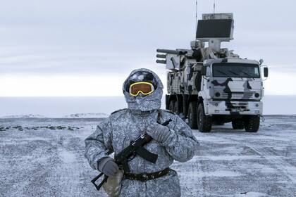 Un soldado ruso junto a un sistema de defensa antiaéreo en la isla Kotelny, en Siberia