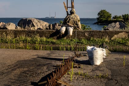 Un soldado se sienta en territorio controlado por Ucrania cerca de Nikopol, al otro lado del río Dniepro desde la planta de energía nuclear de Zaporizhzhia.