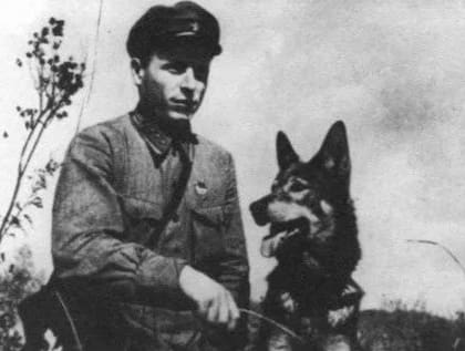 Un soldado soviético junto a un perro