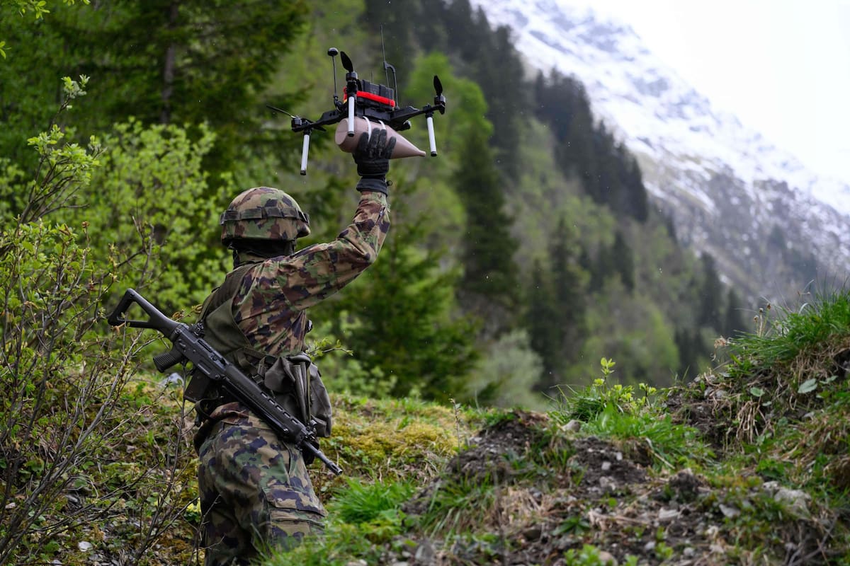 Un soldado suizo sostiene un dron FPV durante una demostración realizada por el Centro de Competencia en Defensa de Drones y Robótica del Ejército suizo en el campo de tiro de Wichlen
