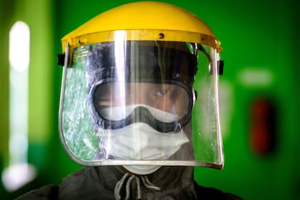 Un soldado tailandés con equipo de protección personal (EPP) desinfecta una escuela para combatir la propagación del coronavirus en Bangkok, Tailandia, el 28 de enero de 2021, antes de la reapertura de la escuela el 1 de febrero