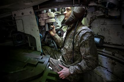 Un soldado ucraniano, a bordo de un tanque de la brigada 59 de Ejército, en Donetsk. (Tyler Hicks/The New York Times)