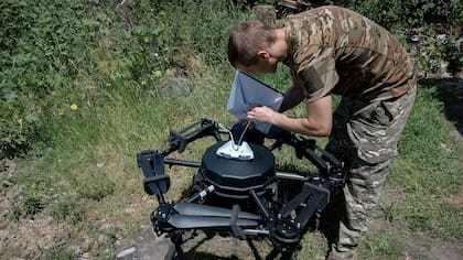 Un soldado ucraniano coloca un transmisor Starlink en un dron de ataque 'Vampire' en la región de Donetsk, al este de Ucrania, en junio.