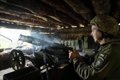 Un soldado ucraniano de la 28ª brigada dispara un cañón Maxim hacia las posiciones rusas en la línea del frente en la región de Donetsk, Ucrania, miércoles 21 de junio de 2023.