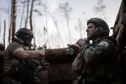 Un soldado ucraniano de la brigada Azov en el frente en dirección a Kreminna, en la región de Donetsk