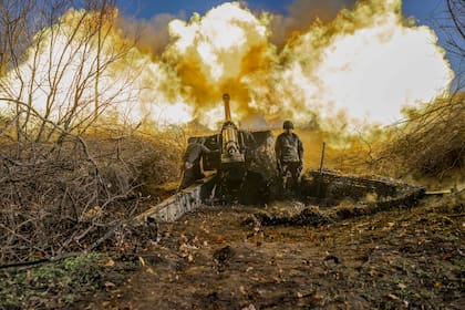 Un soldado ucraniano de una unidad de artillería dispara hacia las posiciones rusas en las afueras de Bakhmut, en medio de la invasión rusa de Ucrania.