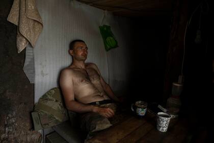 Un soldado ucraniano descansa después de cavar trincheras cerca del frente de batalla, el miércoles 8 de junio de 2022, en la región de Donetsk, en el este de Ucrania. (AP Foto/Bernat Armangue)