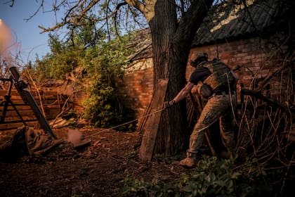Un soldado ucraniano dispara morteros hacia posiciones rusas en la línea de combate desde un punto no revelado en la región de Donetsk, Ucrania. (Oleg Petrasiuk/vía AP)