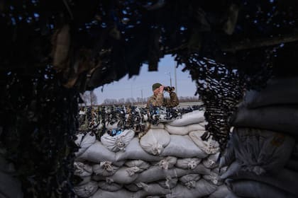 Un soldado ucraniano en un checkpoint en Lityn (AP Photo/Rodrigo Abd)