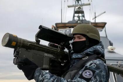 Un soldado ucraniano en una embarcación en el mar Negro.