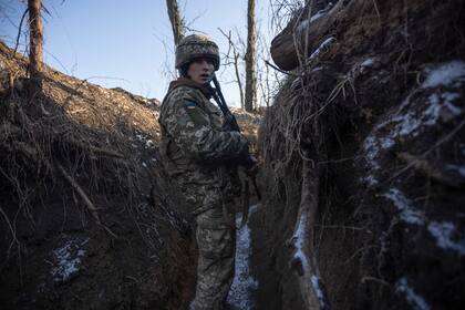 Un soldado ucraniano, en una trinchera en la línea de separación con los rebeldes prorrusos, en Mariupol, en la región de Donetsk, Ucrania, el 20 de enero de 2022. (AP Foto/Andriy Dubchak)