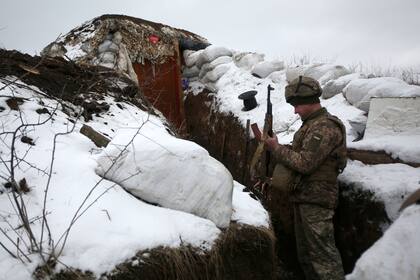 Un soldado ucraniano en una trinchera en la zona de conflicto separatista en el este del país, fronterizo con Rusia