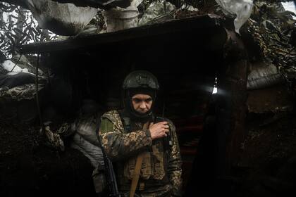 Un soldado ucraniano, en una zanja cerca del frente de batalla en la región de Donetsk. (Tyler Hicks/The New York Times)