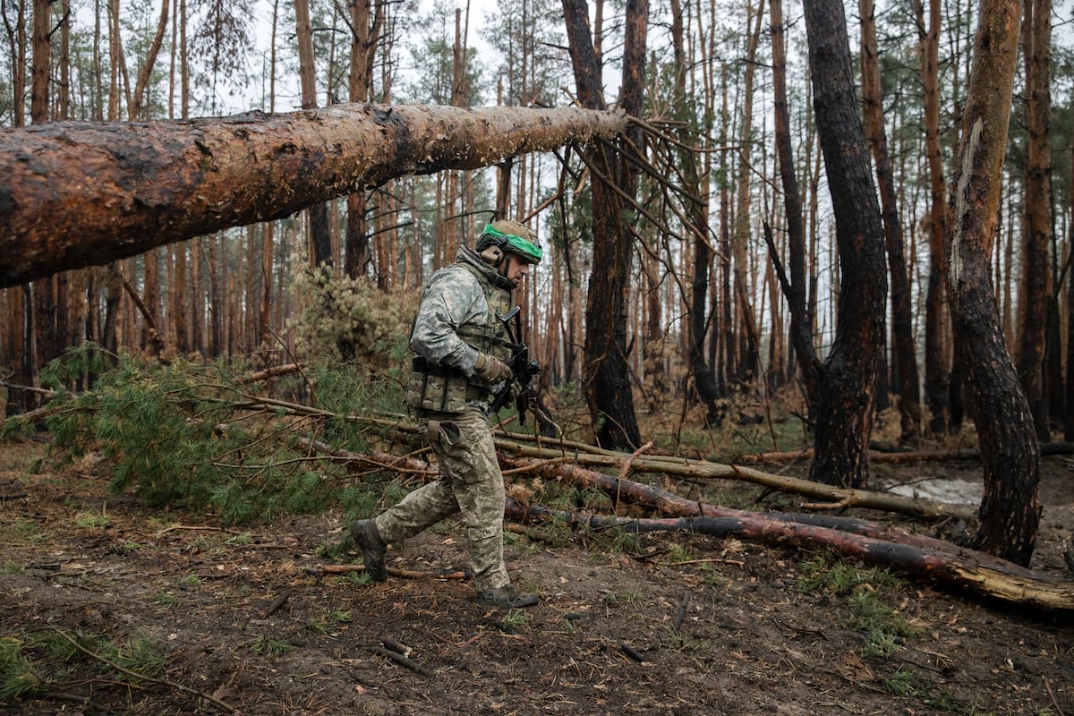 Un soldado ucraniano en una zona de primera línea cerca de Kreminna, en la región de Donetsk, Ucrania, 27 de octubre de 2023. La explosión de una granada en una celebración de cumpleaños que mató a un asistente del máximo comandante militar de Ucrania se produjo en un momento delicado para el ejército ucraniano. (Tyler Hicks/The New York Times)