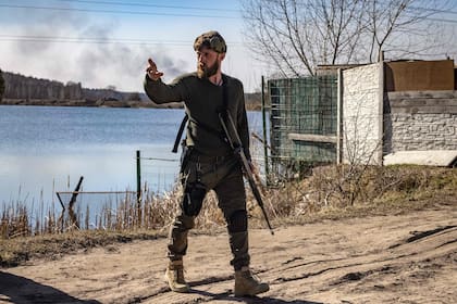 Un soldado ucraniano hace guardia en Kiev