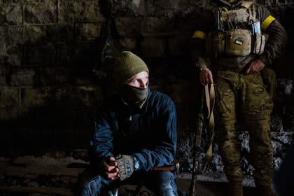 Un soldado ucraniano mira en la ciudad de Bakhmut, en la región industrial oriental de Ucrania, Donbas, el 23 de octubre de 2022, en medio de la invasión rusa de Ucrania.