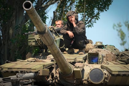 Un soldado ucraniano muestra el signo de la victoria encima de un tanque T-72 en la región de Donetsk, Ucrania, el 20 de junio de 2022