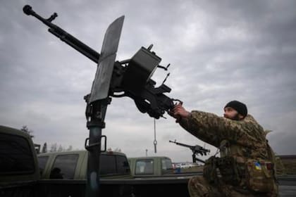 Un soldado ucraniano muestra sus habilidades en una unidad de defensa antiaérea en el aeropuerto Antonov de Hostomel, a las afueras de Kiev, Ucrania, el sábado 1 de abril de 2023. (AP Foto/Efrem Lukatsky)
