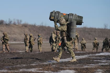 Un soldado ucraniano mueve un arma antitanque NLAW durante unas maniobras en la región de Donetsk, en el este de Ucrania, el 15 de febrero de 2022.