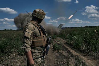 Un soldado ucraniano observa un sistema de lanzacohetes múltiple que dispara proyectiles cerca de Bakhmut, en la región de Donetsk, el domingo 13 de agosto de 2023