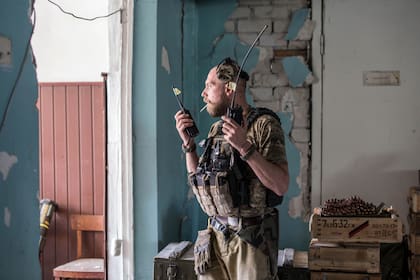 Un  soldado ucraniano sostiene dos radios durante intensos combates en la línea del frente en Severodonetsk, en la región de Luhansk, Ucrania, el 8 de junio de 2022. (AP Foto/Oleksandr Ratushniak)