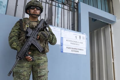 Un soldado vigila una estación de votación durante el referéndum propuesto por el presidente Daniel Noboa para respaldar nuevas medidas de seguridad dirigidas a combatir las pandillas criminales que alimentan la creciente violencia, en Olón, Ecuador, el domingo 21 de abril de 2024.