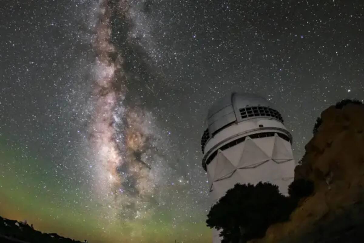 Un solitario telescopio en el desierto de Arizona rastrea millones de galaxias lejanas para determinar el destino final del Universo