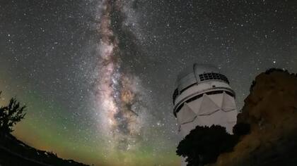 Un solitario telescopio en el desierto de Arizona rastrea millones de galaxias lejanas para determinar el destino final del Universo
