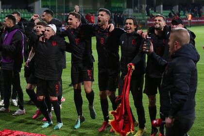 Un solo corazón: los jugadores de Albania celebran a lo grande la clasificación para la Eurocopa Alemania 2024, tras un 1-1 con Moldavia; la pequeña nación lidera su grupo en la eliminatoria.
