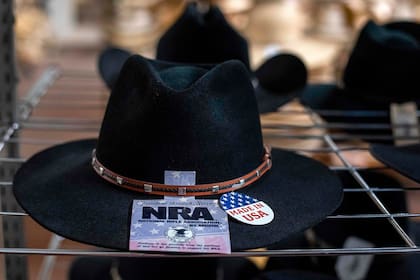 Un sombrero con las siglas de la Asociación Nacional del Rifle, es exhibido en una tienda de Garland, Texas