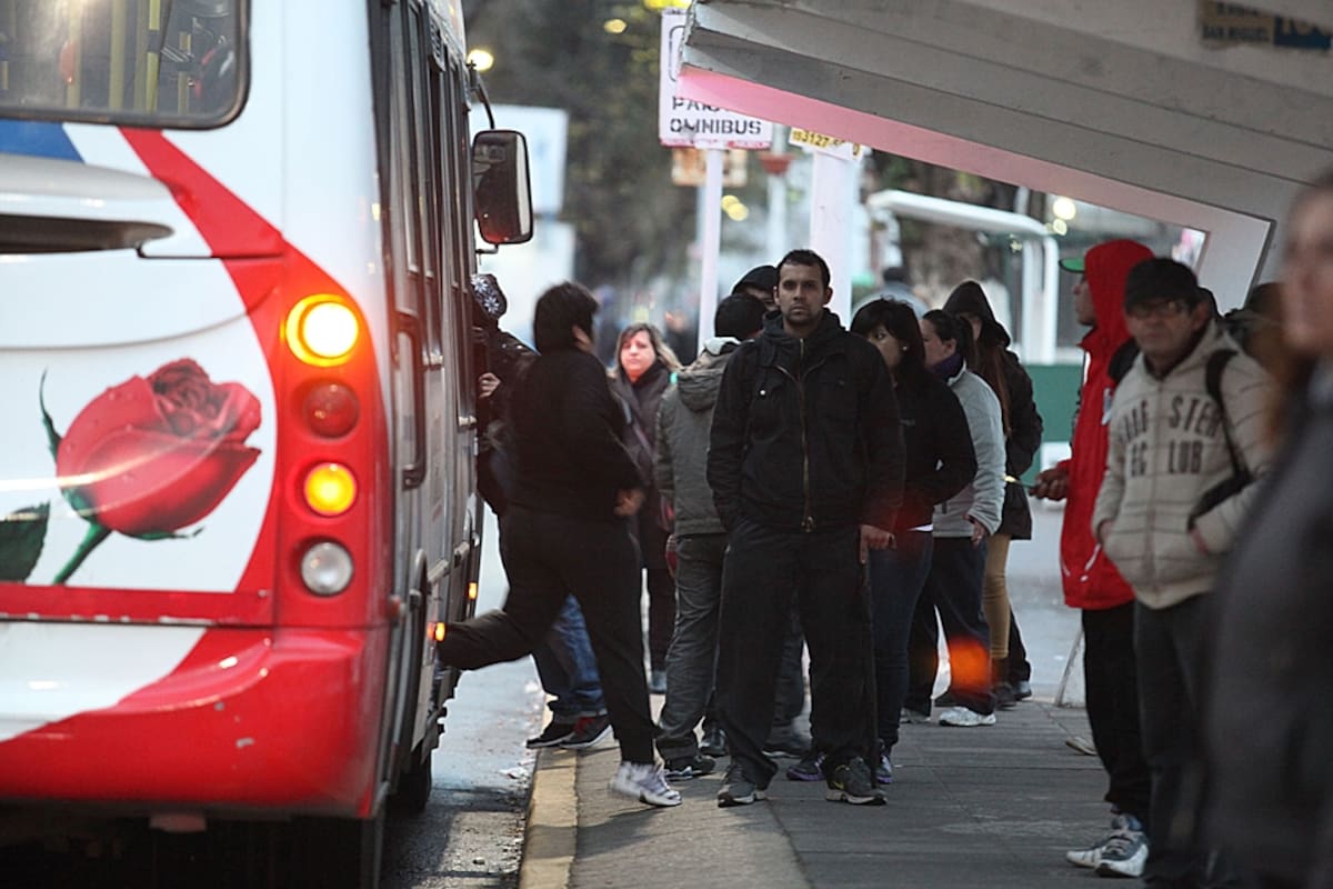Un sorpresivo paro de trenes complicó la mañana, largas colas para tomar colectivos con destino a capital, mal humor entre los pasajeros