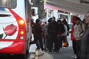 Un sorpresivo paro de trenes complicó la mañana, largas colas para tomar colectivos con destino a capital, mal humor entre los pasajeros