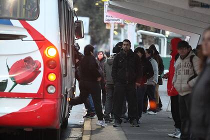 Un sorpresivo paro de trenes complicó la mañana, largas colas para tomar colectivos con destino a capital, mal humor entre los pasajeros