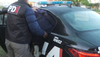 Un sospechoso es trasladado por la Policía de Investigaciones